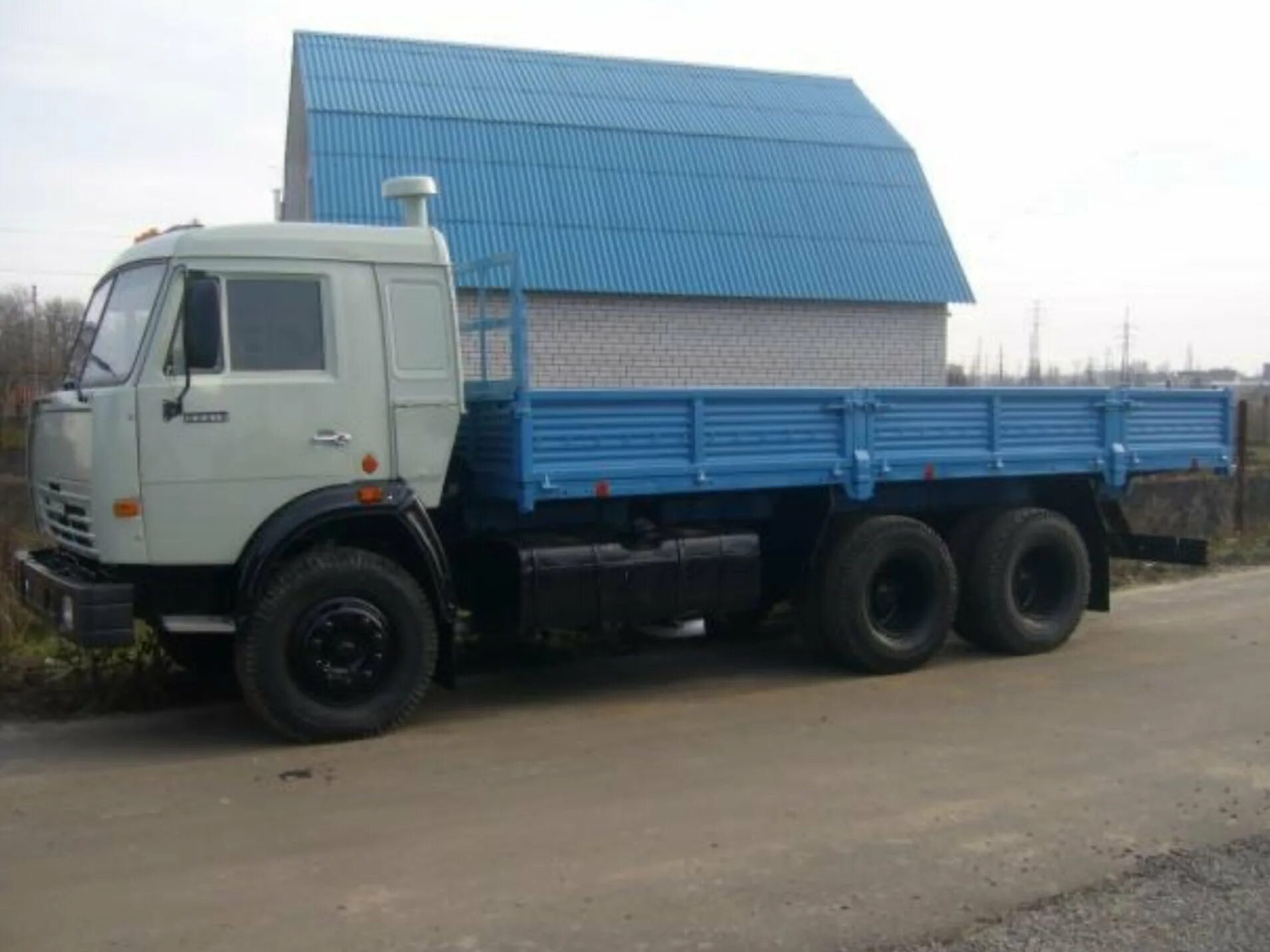 Дром бортовой камазы. Камаз 53215 бортовой. камаз евро 1 53215. камаз 53215 бортовой серый. камаз бортовой тентованный 53215.