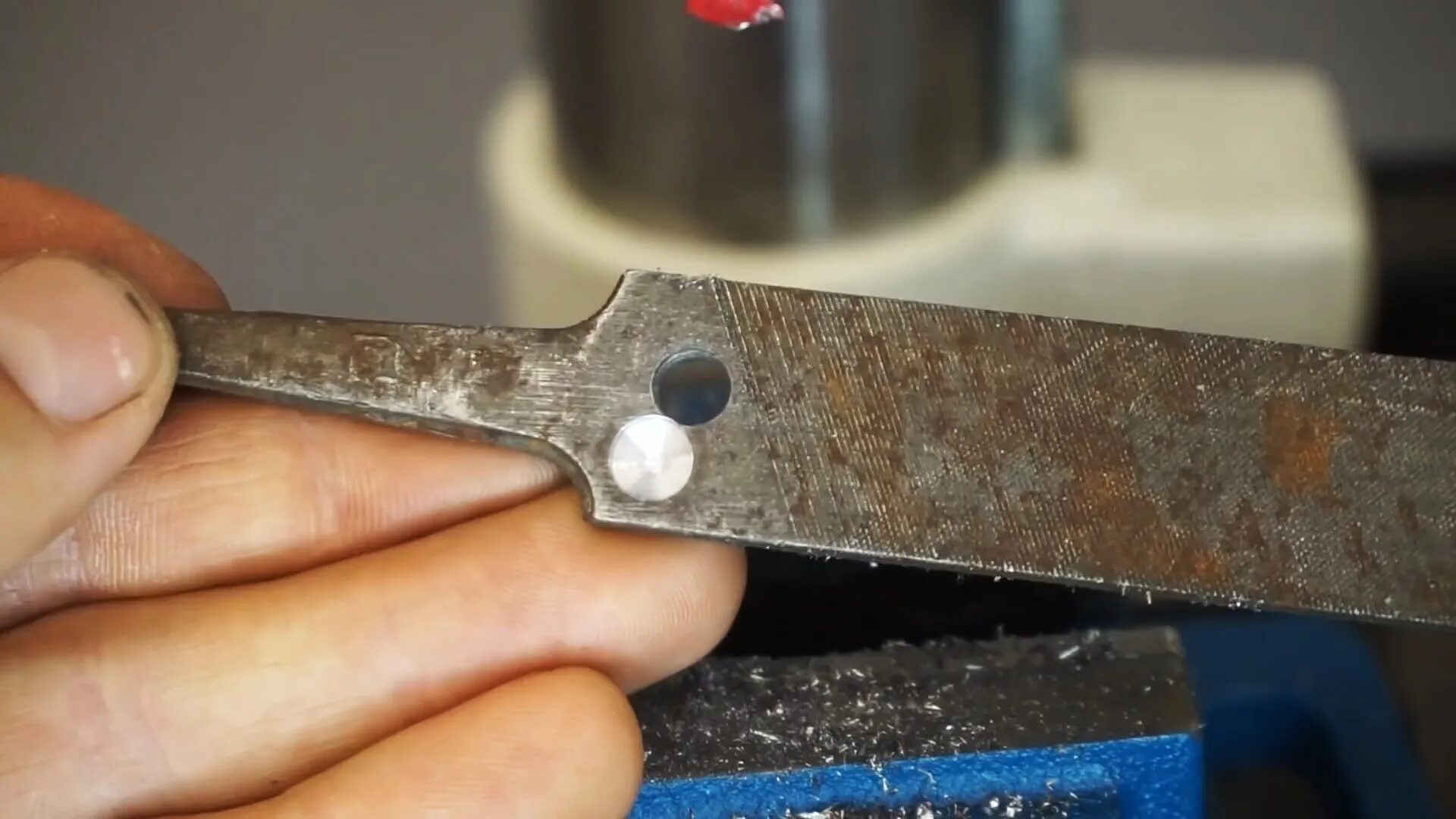 Просверлить закаленную сталь. Как просверлить каленую. Сверление каленого металла. Сверление закалённого металла. Заточка победитовых сверл для сверления металла.