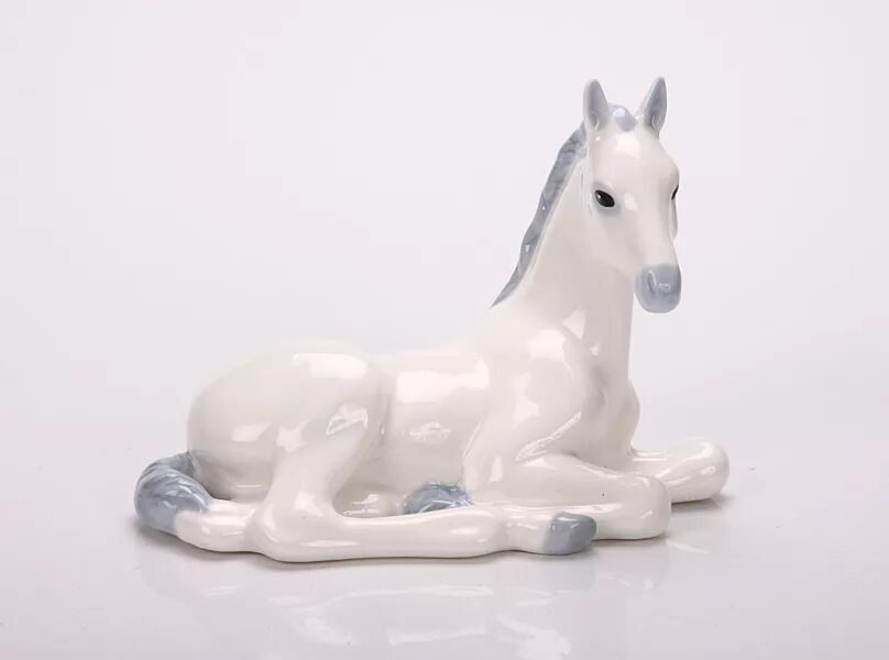 фарфоровые лошади. фарфоровый конь. статуэтка "лошадь". фарфоровые лошади. скульптура "жеребенок".