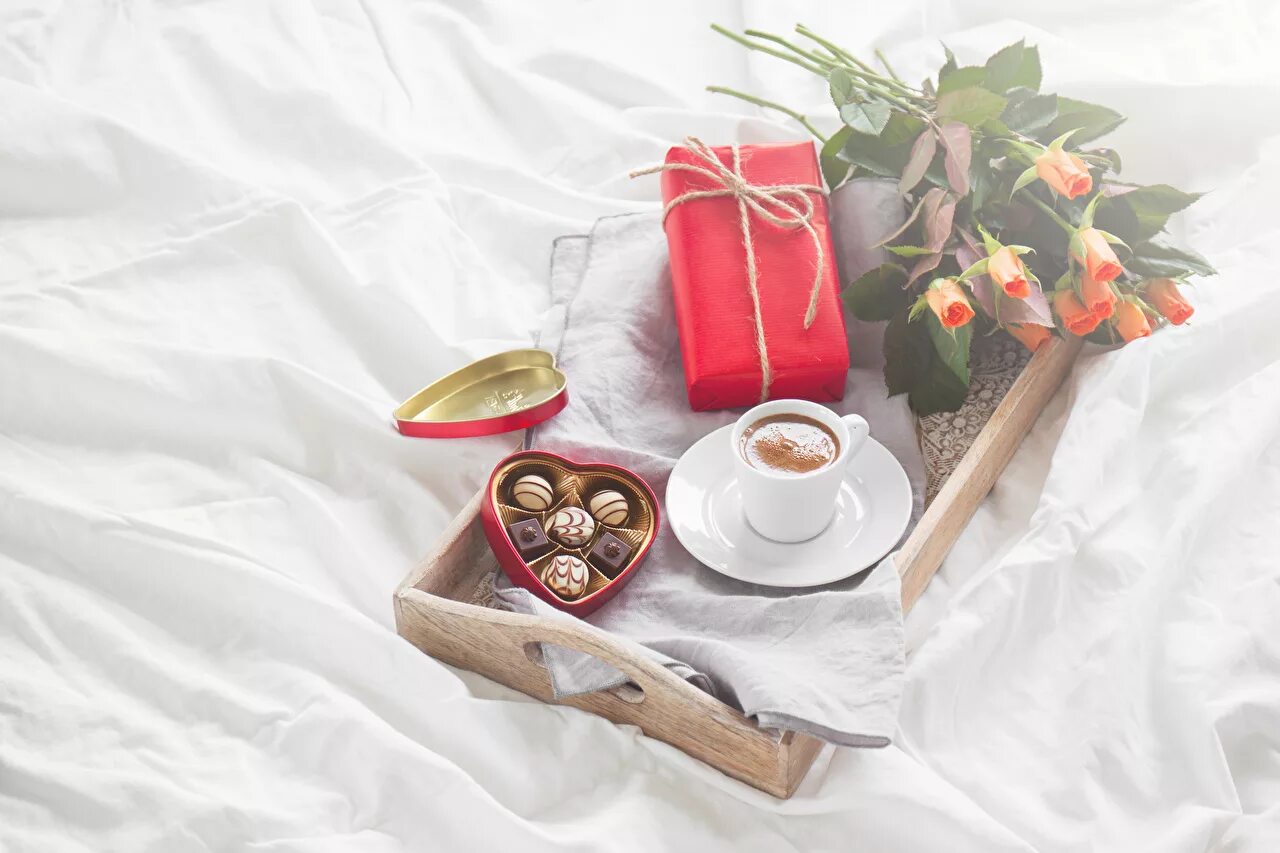 Чай романтика. Поднос с чаем и сладостями. Завтрак в постель с цветами. Стол с чаем и сладостями. Кофе и цветы.