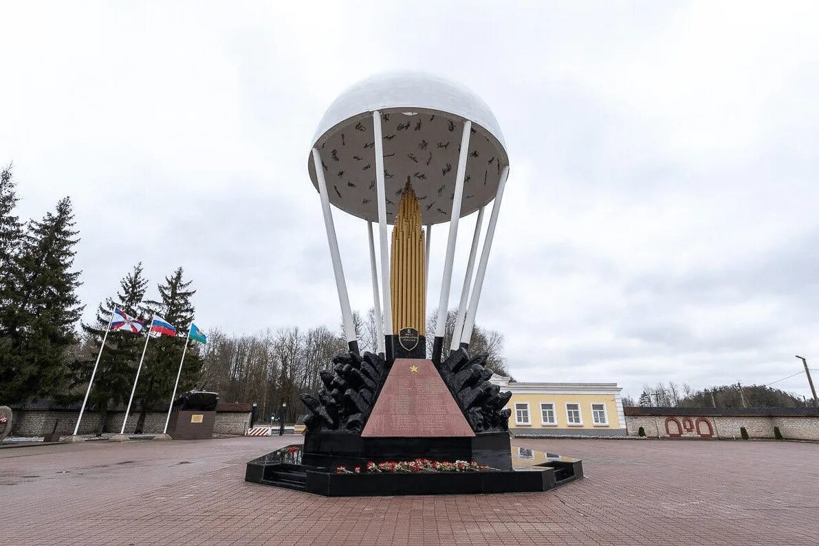 Подвиг псковской дивизии. 6 рота 104 полка 76-й дивизии вдв. Подвиг псковской дивизии. Подвиг псковской дивизии. Обелиск в честь погибших в чечне воинов-десантников 6-й роты.