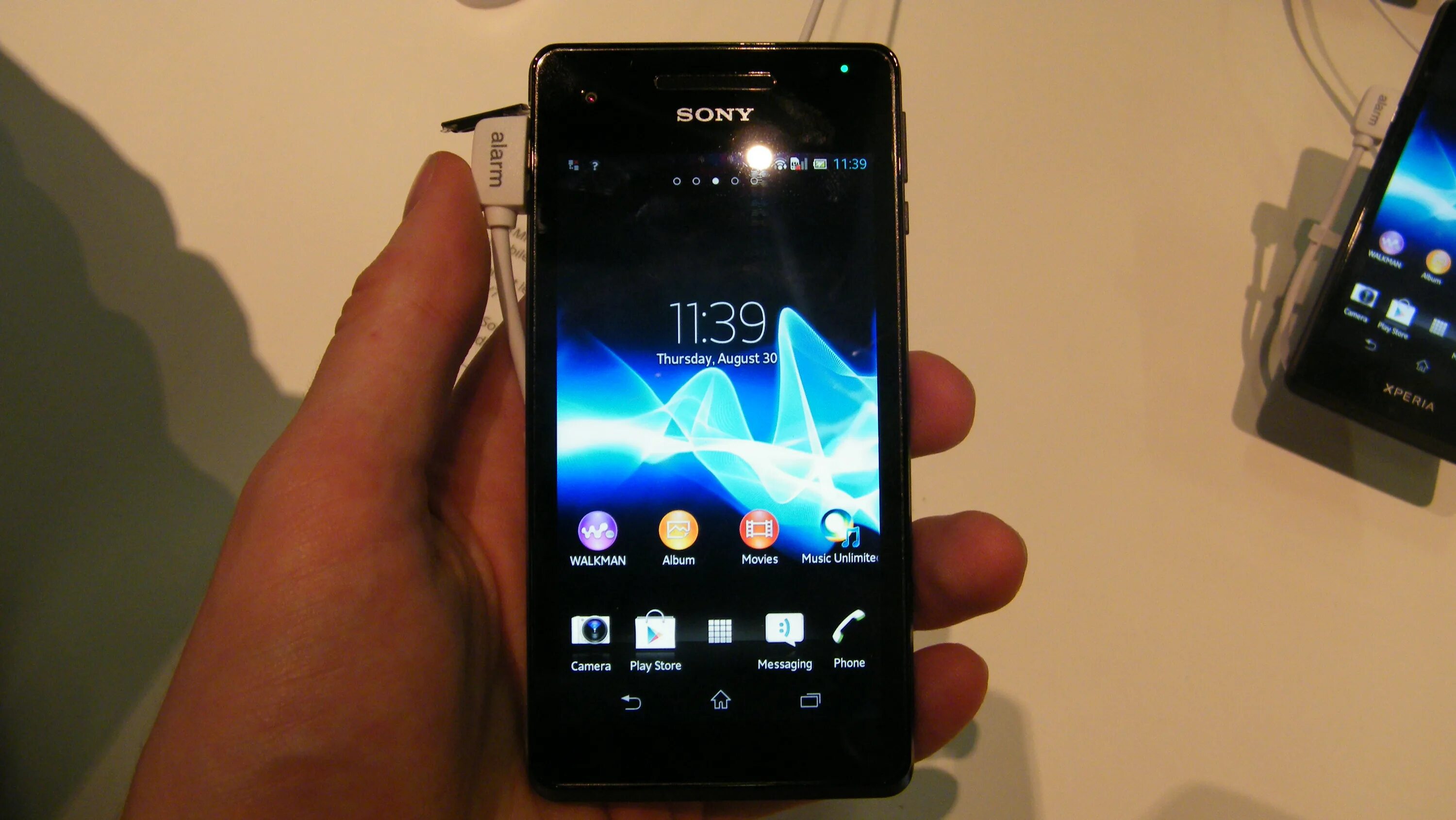 Sony lt25. Sony Xperia v. Sony smartphone 2012. Au смартфонах Sony.