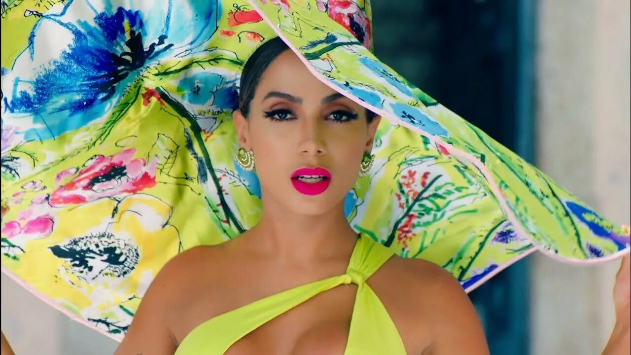 Анитта бразильская певица. Anitta 2022. Anitta envolver клип. Anitta me gusta ft. Cardi b Myke Towers Dress.
