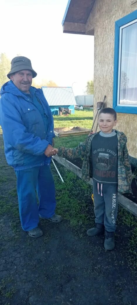 бабушка с урожаем. сосед соседа угощал. хозяйка собрала на огороде 12 початков кукурузы на рынке она схема. сосед соседа угощал. статус про соседей.