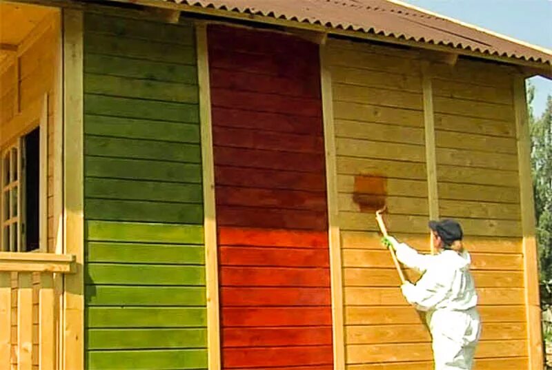 Какой краской красить дом снаружи. Краска для фасада деревянного дома. Красим дом снаружи. Покраска деревянного фасада. Покраска деревянных домов снаружи.