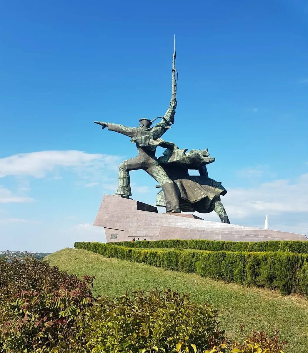 Памятник матросу в севастополе. Памятник матросу в севастополе. Монумент солдат и матрос в севастополе. Памятник матросу и солдату в севастополе. Монумент солдат и матрос в севастополе.