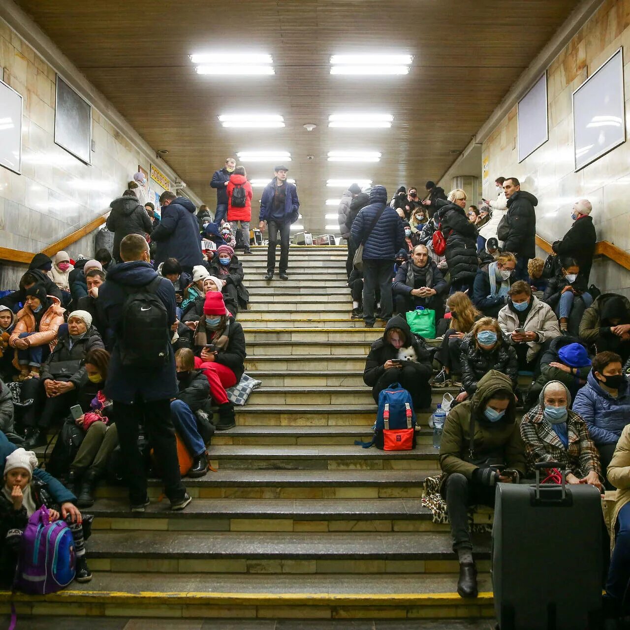 Люди в метро. Люди в метро в Киеве. Люди в Киевском метро. Тревога в метро. Жители харькова покидают город