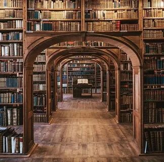 В библиотеке много книг