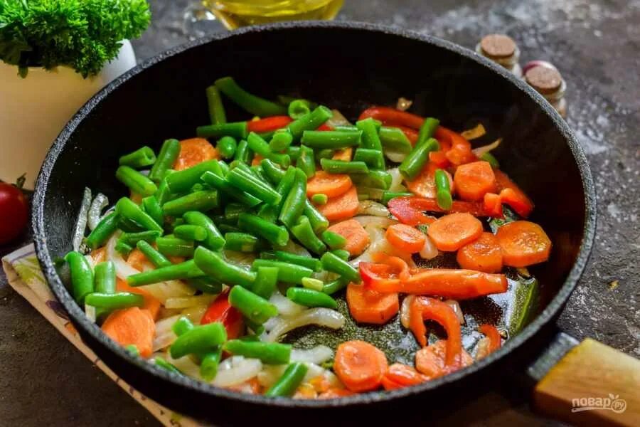 Фасоль стручковая приготовить вкусно на сковороде. Соте из спаржевой фасоли. фасоль стручковая с овощами. тушеная стручковая фасоль с овощами. соте из стручковой фасоли.