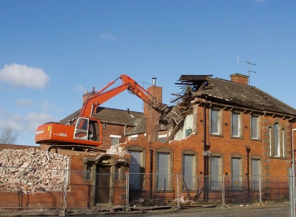 Демонтаж домов. Демонтаж зданий. Слом зданий и сооружений. Демонтаж двухэтажного здания демонтаж строй. Демонтаж зданий.