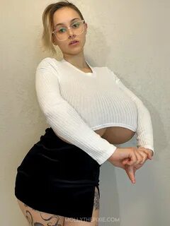Mollywiththebody nudes.