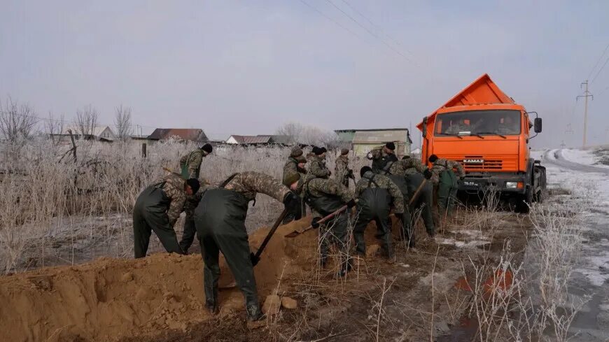 Дамба в Казахстане. Паводковых. Наводнение Казахстан село Соловьево. Наводнение Казахстан село Соловьево трактор.