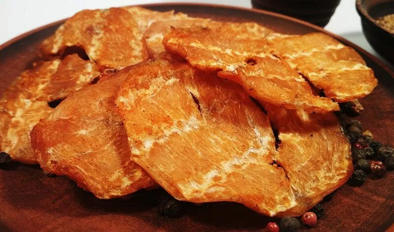 Рыбные снеки. Чипсы сыровяленые свиные кавказ. Куриные чипсы джерки. Куриные слайсы. Слайсы.