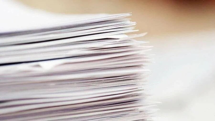 Прочитал бумага. Много документов. Смятый лист бумаги. Смятый лист бумаги. Прочитал бумага.
