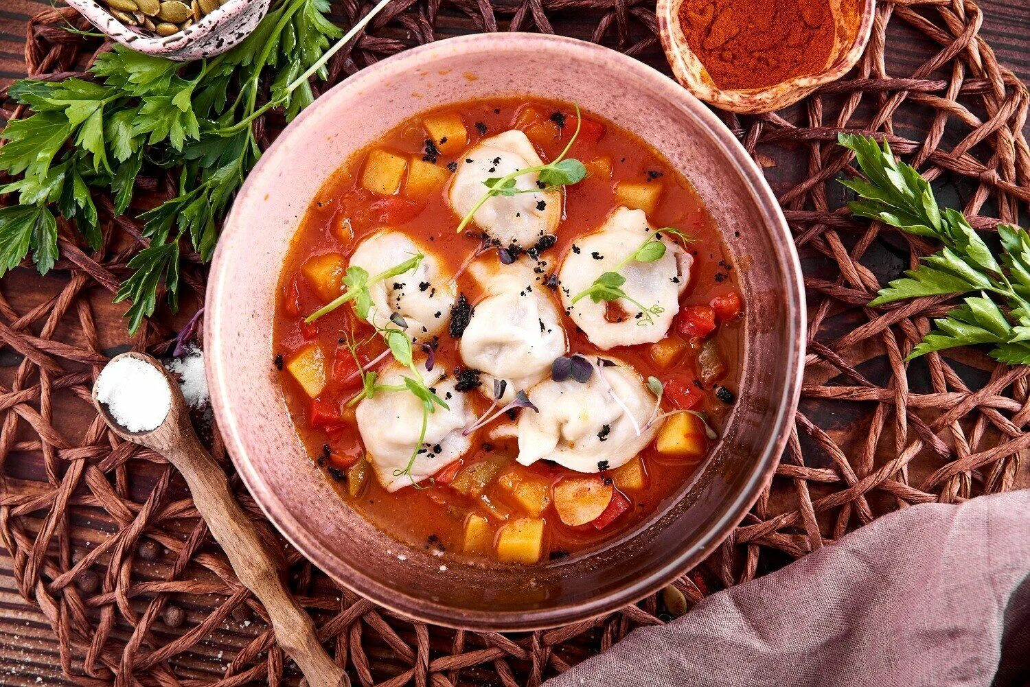 Пельмени с бульоном. Узбекские пельмени чучвара. Суп с тортеллини. Юфакъ аш суп. Суп дюшбара.