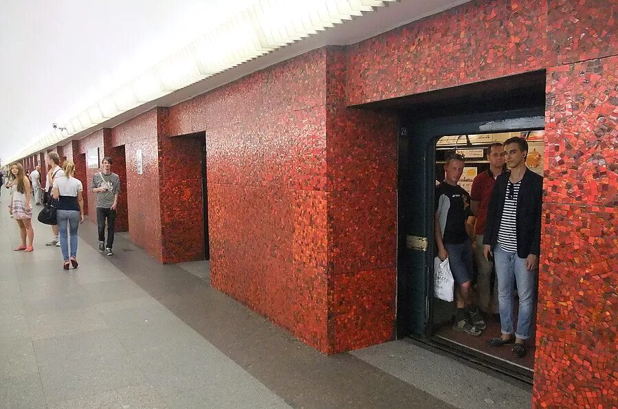 Станции закрытого типа в санкт петербурге. Метро питер станции закрытого типа. Станция маяковская санкт-петербург. Метро парк победы лифт. Петроградская метро спб.