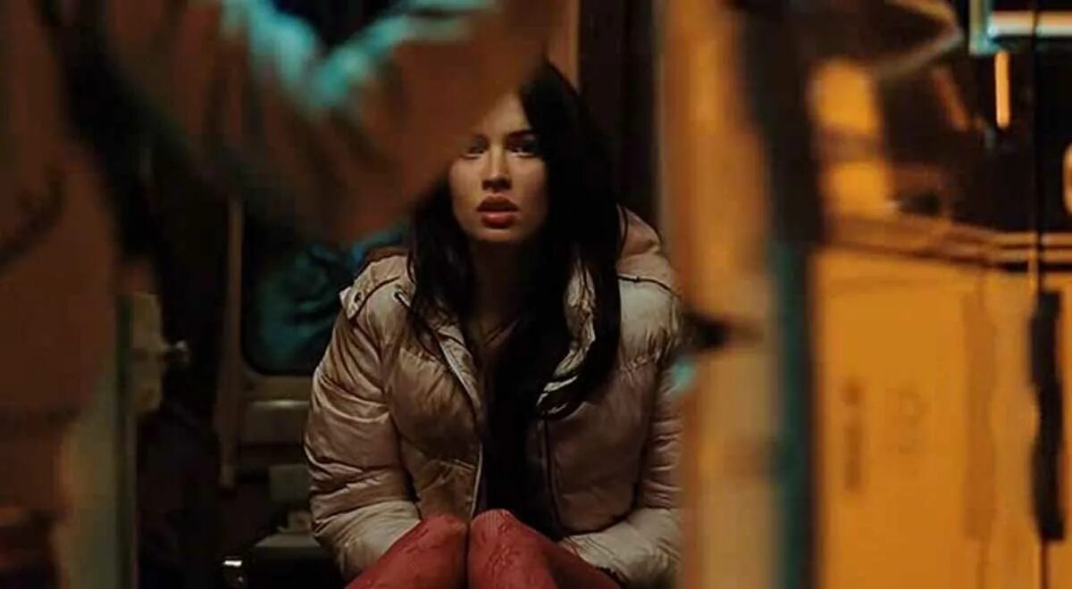 Jennifer s life. Меган фокс в библиотеке. Jennifer s life. Меган фокс училка. Меган фокс в школе.