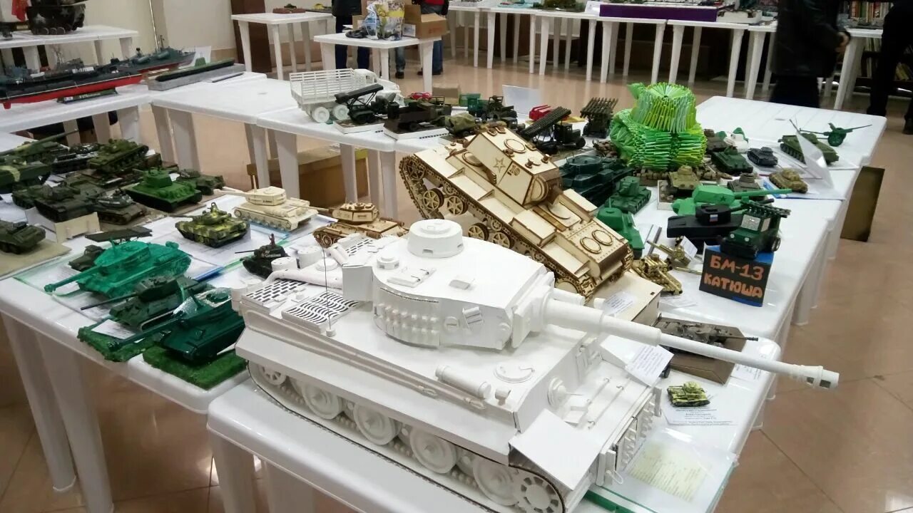 Стендовые модели военной техники. Макет боевой техники. Стендовый моделизм. Музей моделей военной техники. Выставка моделей военной техники в детском саду.