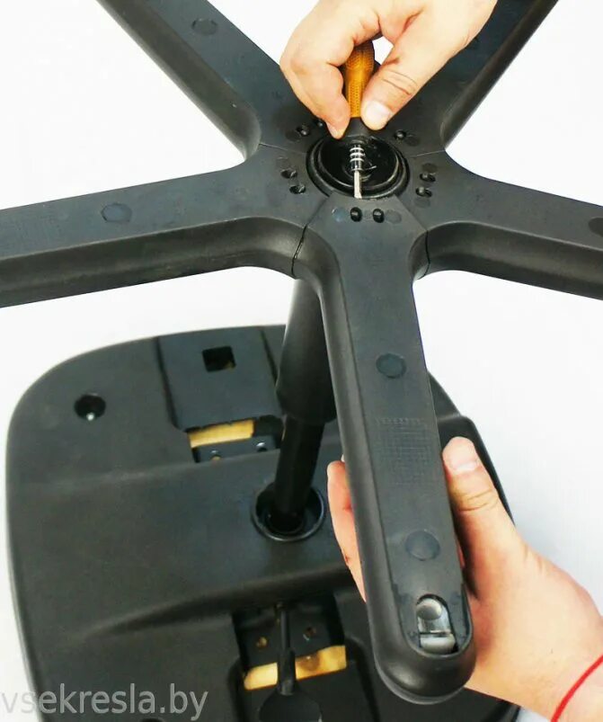 Съемник газлифта кресла. Силиконовые ролики для компьютерного кресла. Как снять колесики с офисного кресла. Офисное кресло на колесиках. Кресло на колесах.