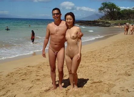 Index of /galleries/nudists_and_nude/nudists_group_on_beach.