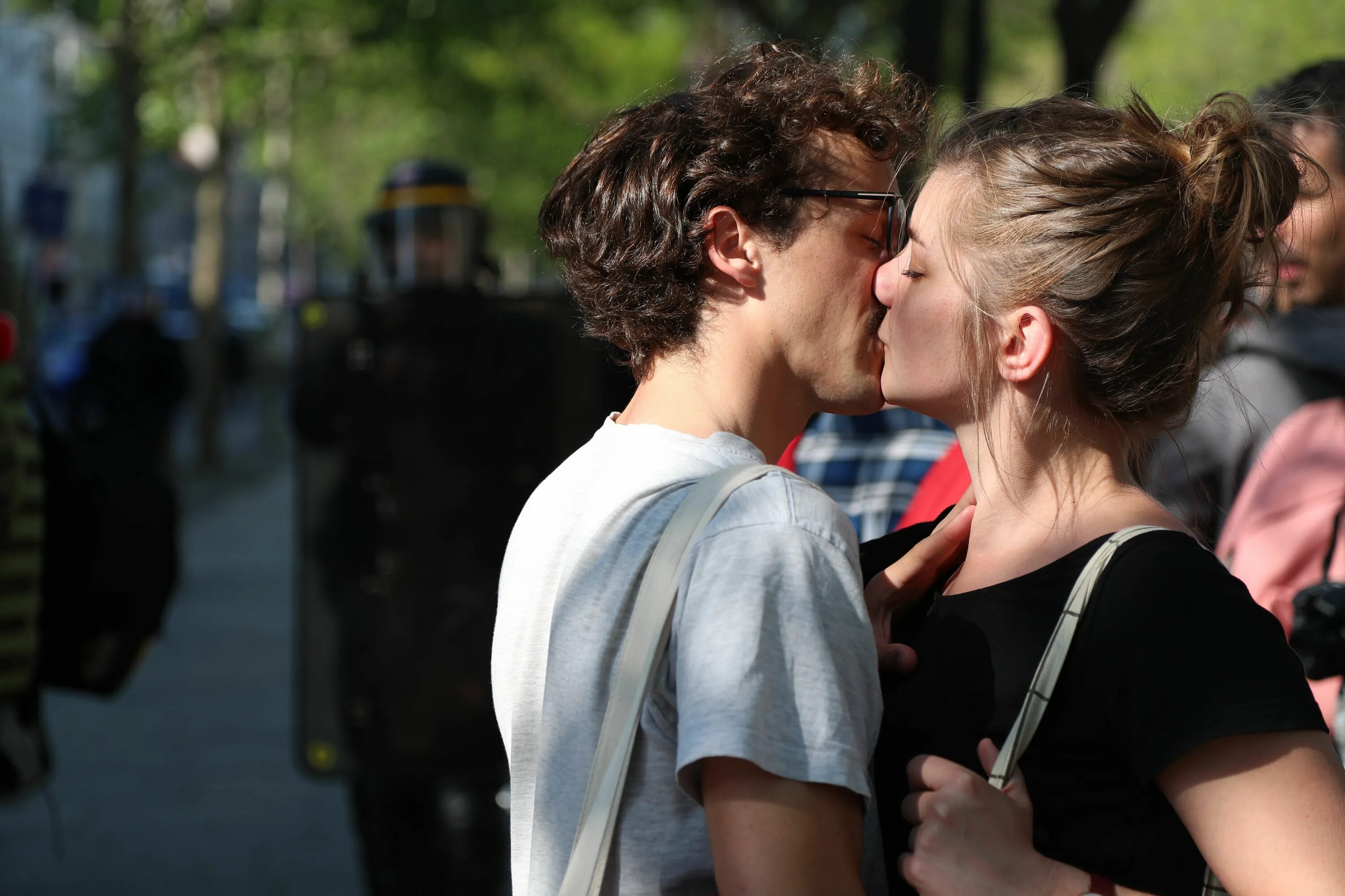 Bi kissing. Поцелуй при встрече. Целуются. Франция поцелуй. Поцелуй Приветствие.