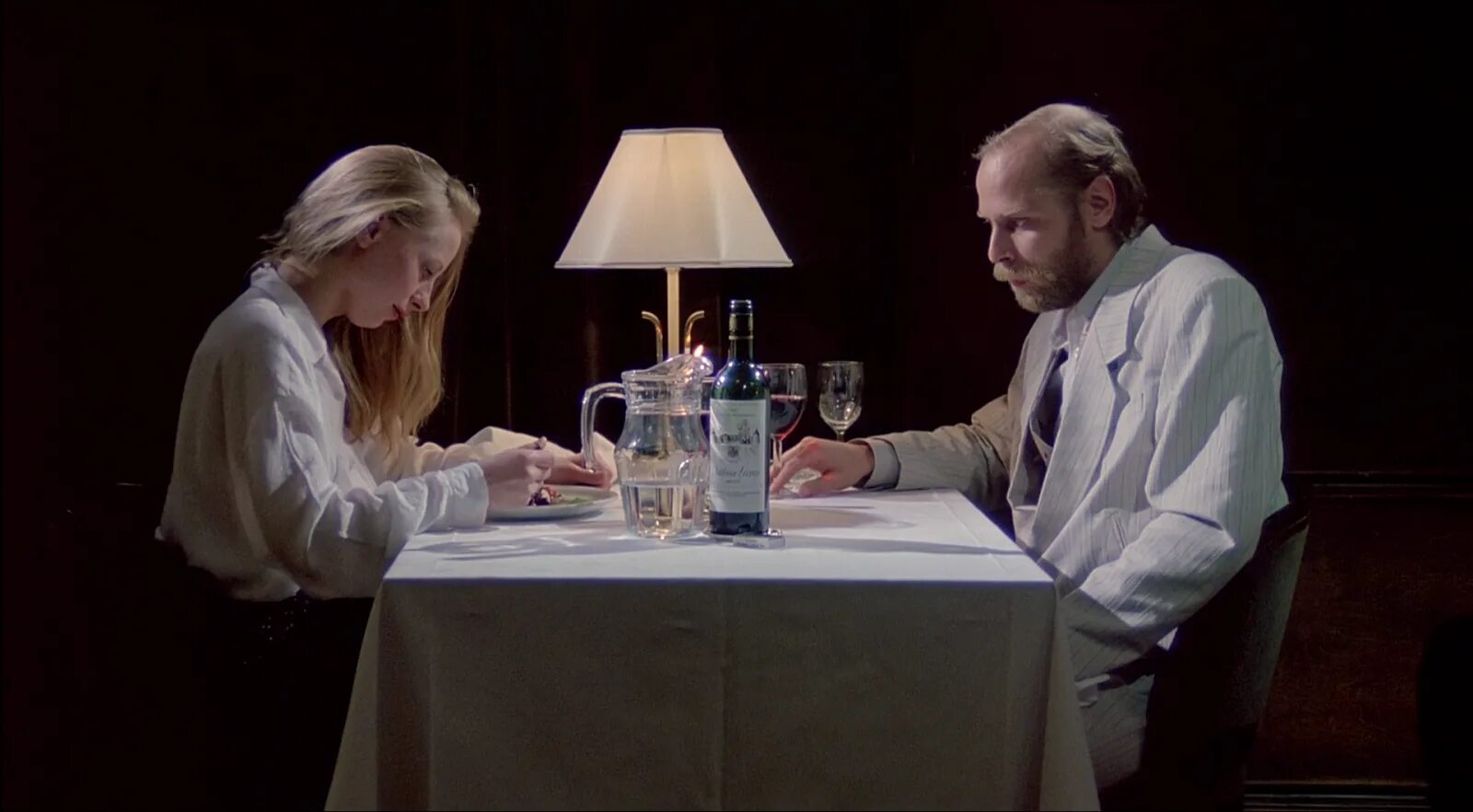 Девушка со спичечной. Девушка со спичечной. Девушка со спичечной фабрики фильм 1990. Аки каурисмяки лжец. Фильм финский девушка со спичечной фабрики.