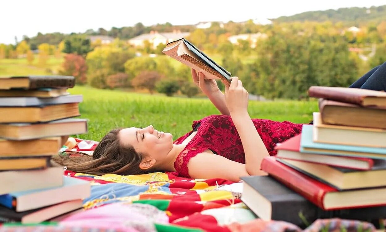 Выглядит читать. Книга человек. Лето с книгой. Чтение книг. Чтение с удовольствием.