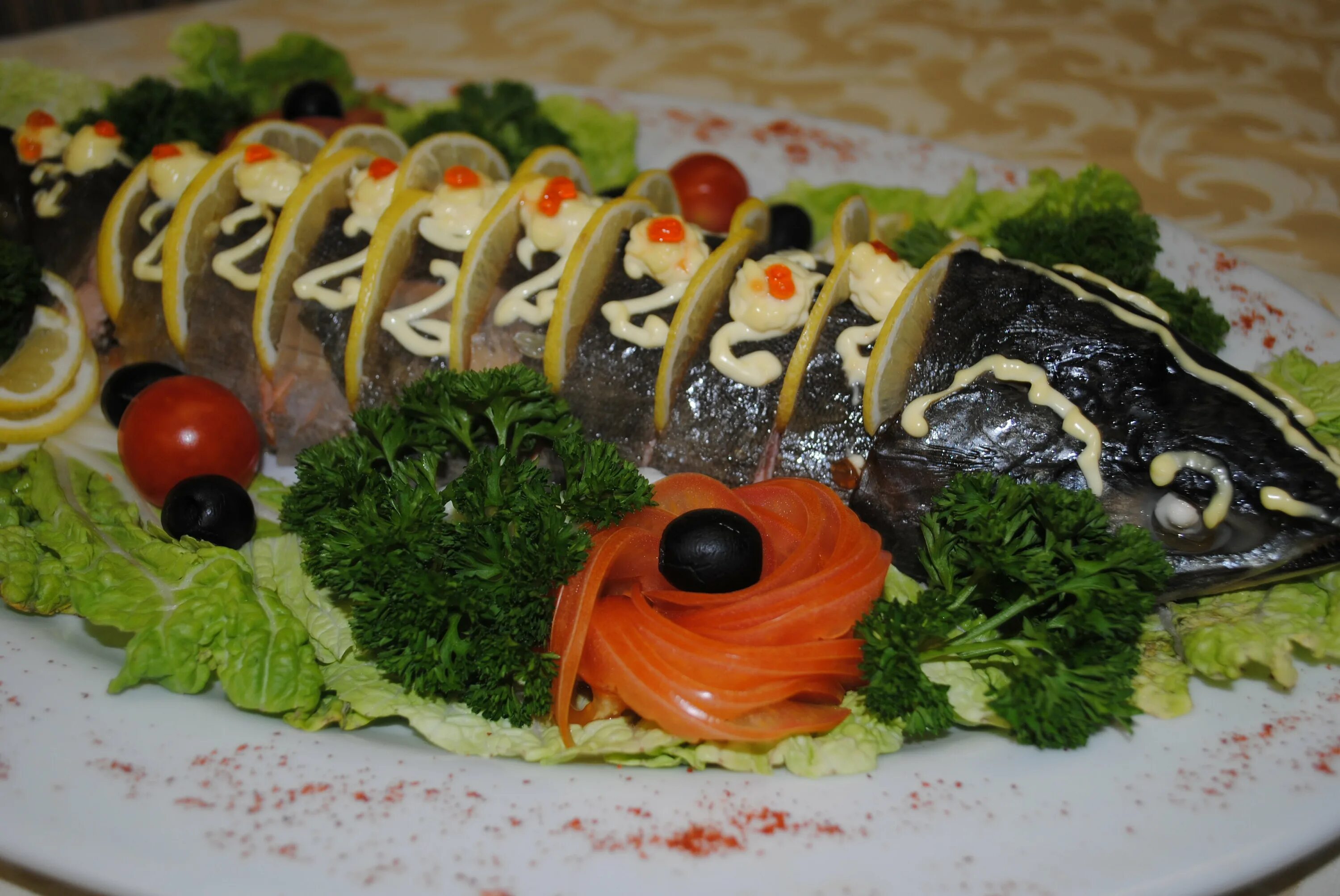 запеченная горбуша фаршированная грибами. рыбная тарелка. какую рыбу приготовить на стол. какую рыбу приготовить на стол. рыбный стол на новый год.