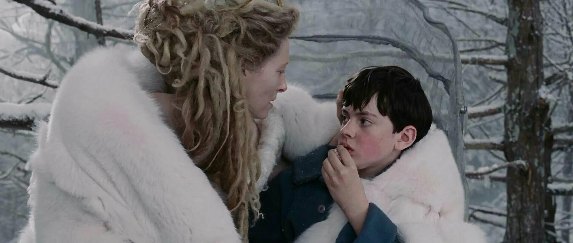 Хроники нарнии эдмунд и белая колдунья рахат лукум. Лев снежная королева. Лев снежная королева. Лев снежная королева. Тильда суинтон хроники нарнии.