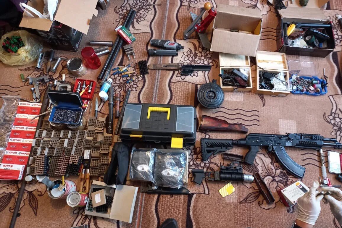 Незаконное изготовление взрывчатых. Незаконная переделка оружия. Незаконное изготовление взрывчатых веществ. Контрабанда оружия. Незаконное изготовление взрывчатых.