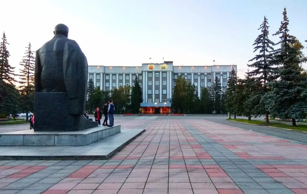 Абакан статуя ленина. Бюст а. Ленин хакасия. Первомайская площадь абакан. Абакан статуя ленина.