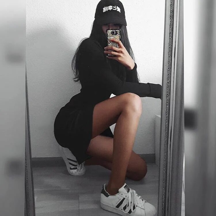 Девушки брюнетки в зеркале. Брюнетка в бейсболке без лица. селфи в кепке девушки. селфи в бейсболке девушка.