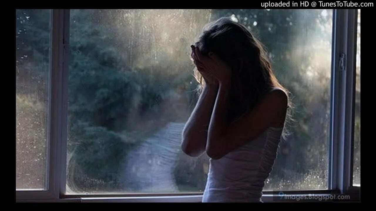 Окна сильно плачут. Девушка у окна грусть. Грустная девушка у окна. Девушка у окна дождь. Плачущая девушка у окна.