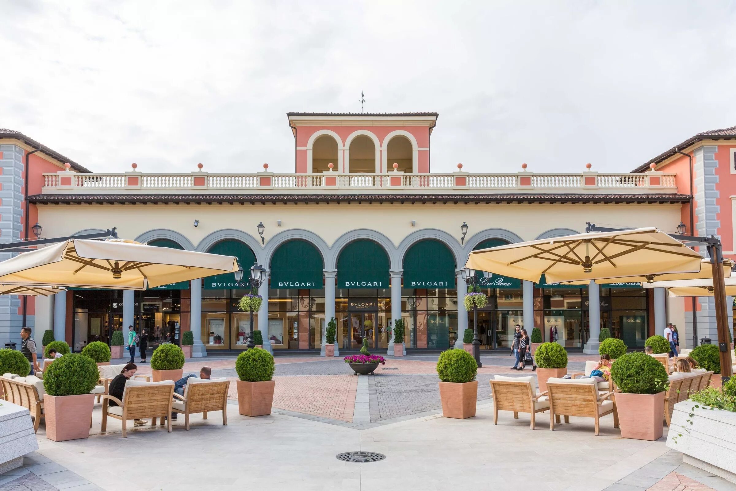 Serravalle outlet. Аутлет Италия Серравалле. Серравалле Скривия. Hermes аутлет Серравалле.