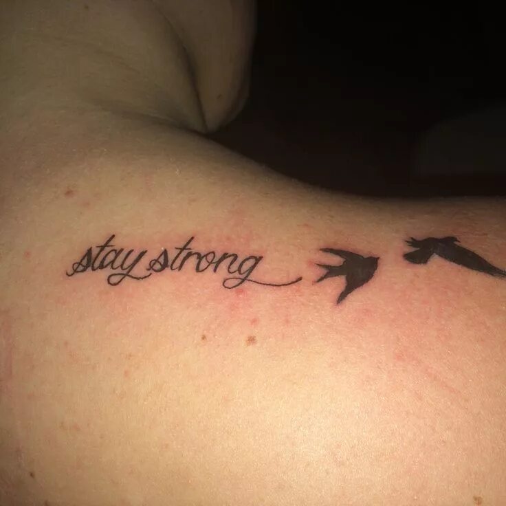 Татуировка stay strong. Тату будь сильной. Тату надпись stay strong. Татуировка stay strong. Татуировка be strong.