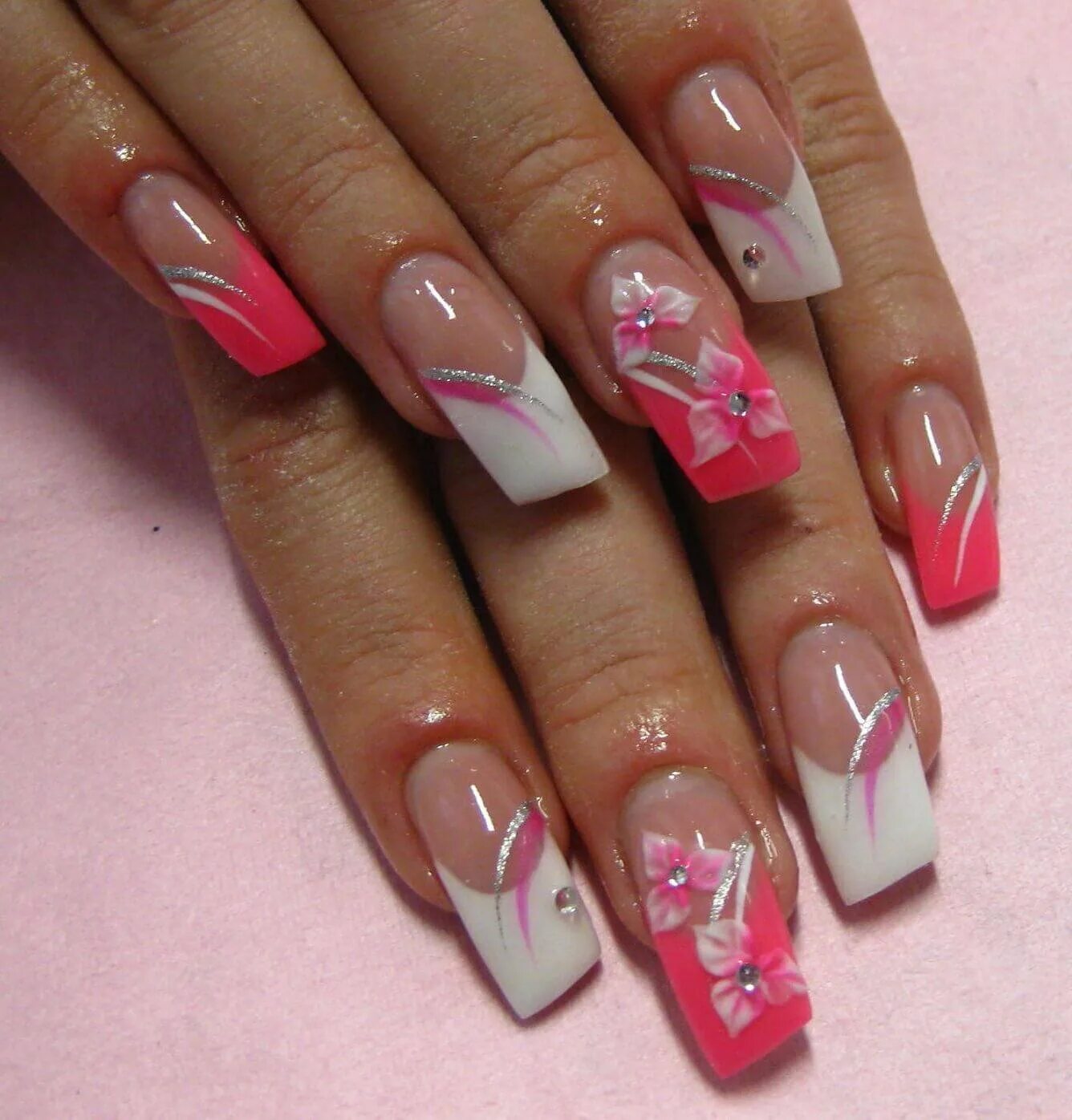 Рисунки нарощенных. Нарощенные ногти. Розовый френч. Красивые нарощенные ногти. Красивый френч на ногтях.