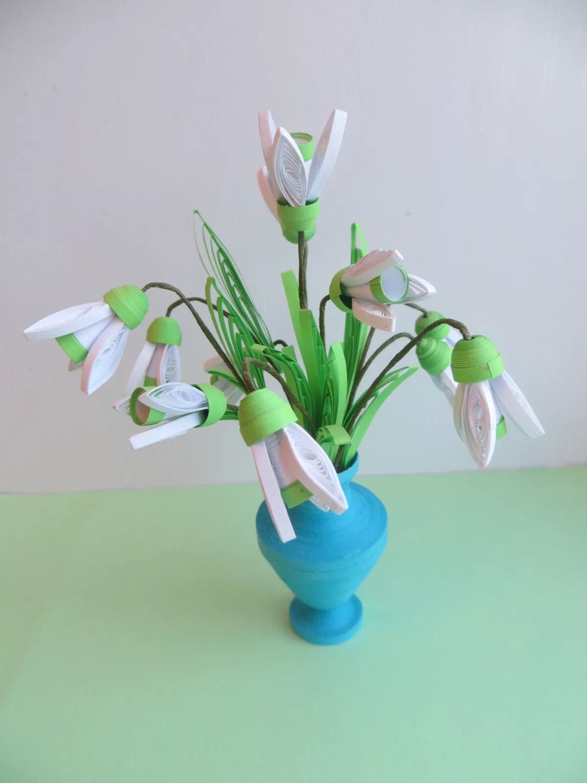 весенний первоцвет поделки. корзинка с подснежниками поделка. первоцветы своими руками. весенний букет из гофрированной бумаги. мк подснежники пролески.