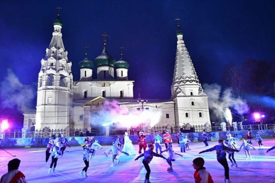 Каток ярославль 2024. Каток ярославль 2022. Каток в ярославле на которосльной набережной. Новогодний каток ярославль. Ледовое выступление новогодние ярославль.