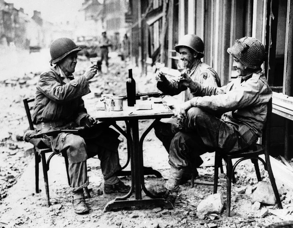 Вторая мировая понятно. Американские войска во франции 1944. вторая мировая. вторая мировая война. американские солдаты в германии 1945.