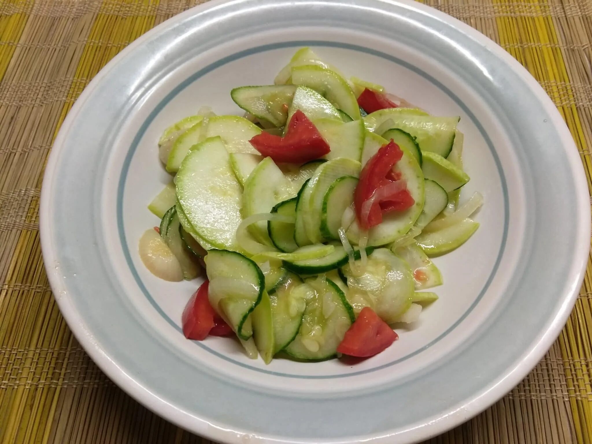 Салат из огурцов и овощей. Салат из кабачков и огурцов. салат с кабачком и огурцом. салат из свежих кабачков огурцов. салат из кабачков и помидоров.