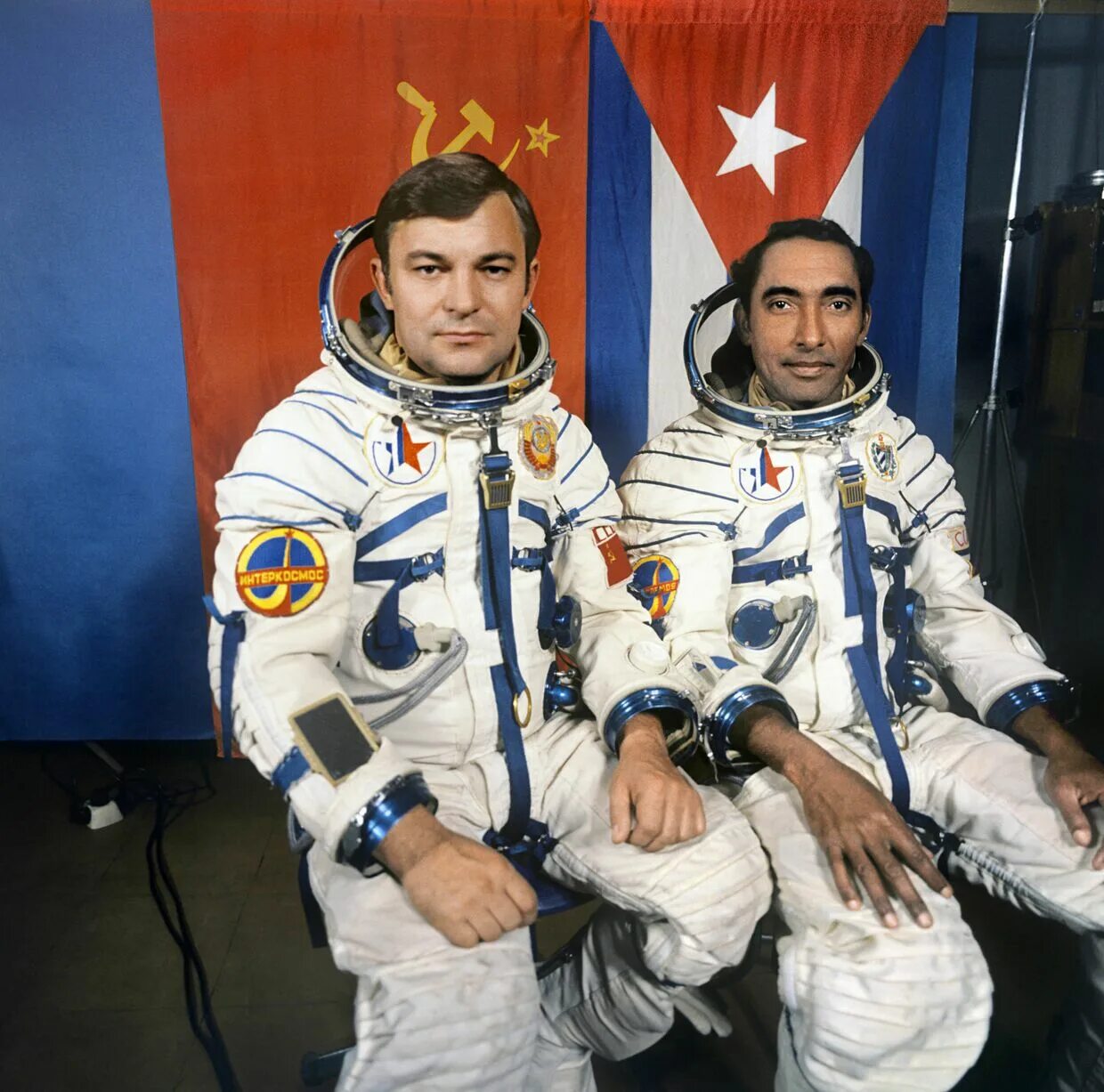 Полет первого в мире космонавта юрия. Арнальдо Тамайо Мендес. Арнальдо Мендес кубинский космонавт. Арнальдо Тамайо Мендес и Романенко.