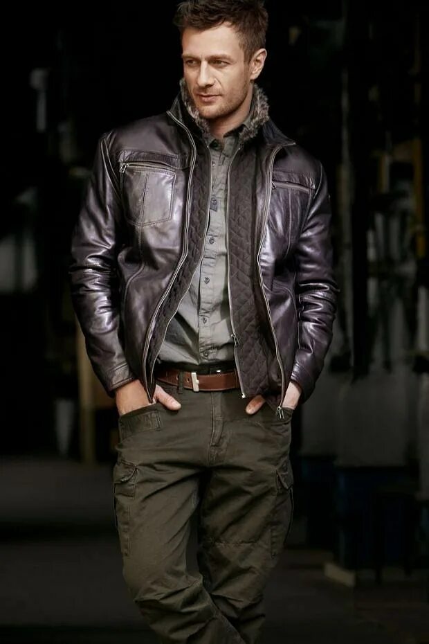 Стильный прикид для мужчин. Стильные брюки. Темные джинсы мужские с курткой. Брюки под кожаную куртку мужскую. Джинсовка с брюками мужчины.