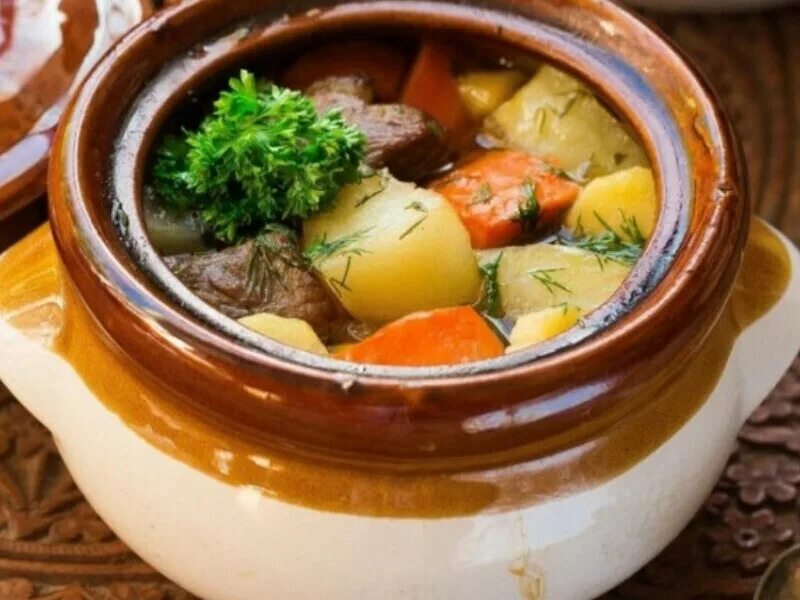 Жаркое из свинины с картошкой в горшочках. Жаркое по-чувашски в горшочке. Мясо в горшочках с картошкой. Жаркое в горшочках при какой температуре. Жаркое в горшочках.
