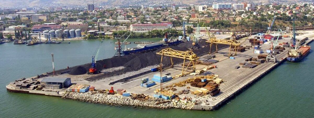 Морпорт махачкала. Морской торговый порт махачкала. Морской порт в дагестане. Торговый порт махачкала. Порт мариуполь 2021.