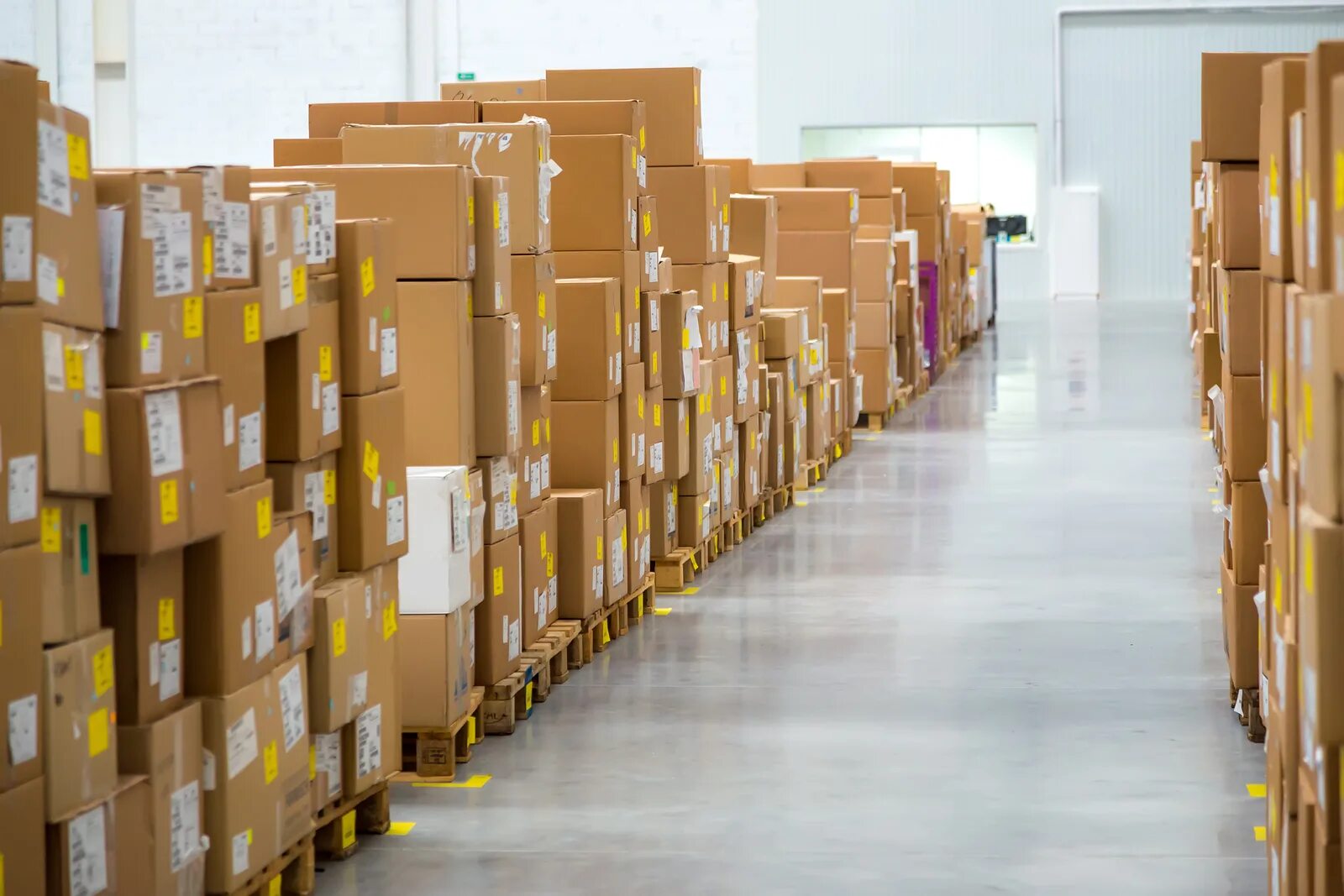 Warehouse automation. Простор склад. Большой склад. Склад транспортной компании. Огромное помещение с разными товарам.