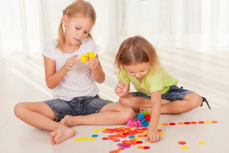 Брат играет с сестрой карты на раздевание. Сестры играют. игры с сестрой на выходных. брат и сестра играет в ванай. брат и сестра игра на раздевание.