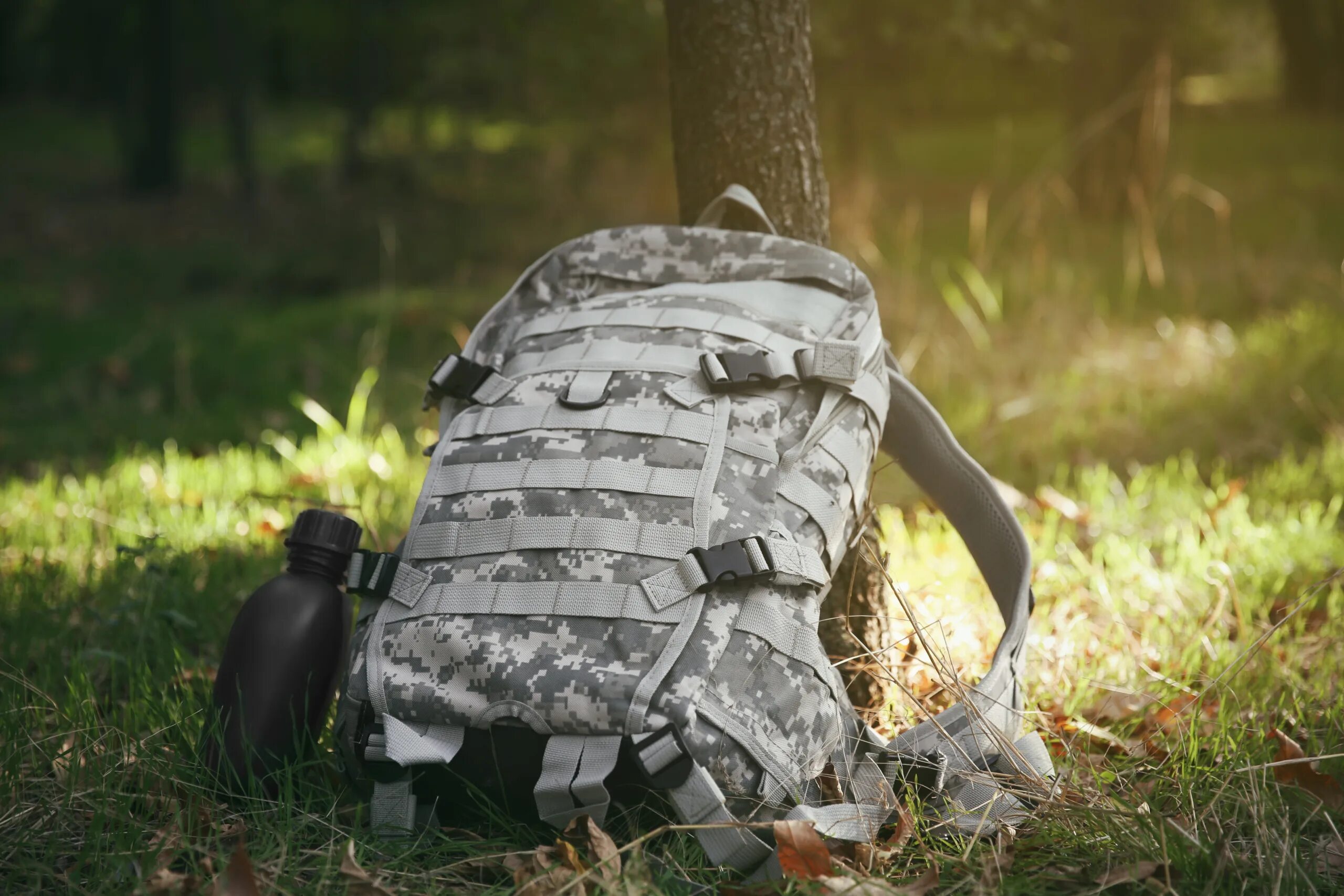 How bag. Military bag. сумка для возвращения домой. sisley рюкзак милитари. солдат сидит в рюкзакк.