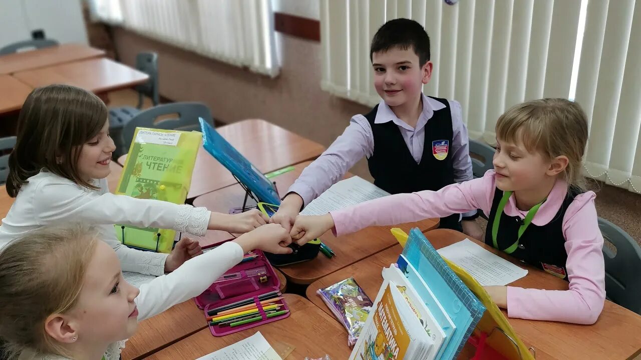 преподаватель младших классов. дети в классе. учителя младшей школы. учитель с первоклашками. младший учитель.