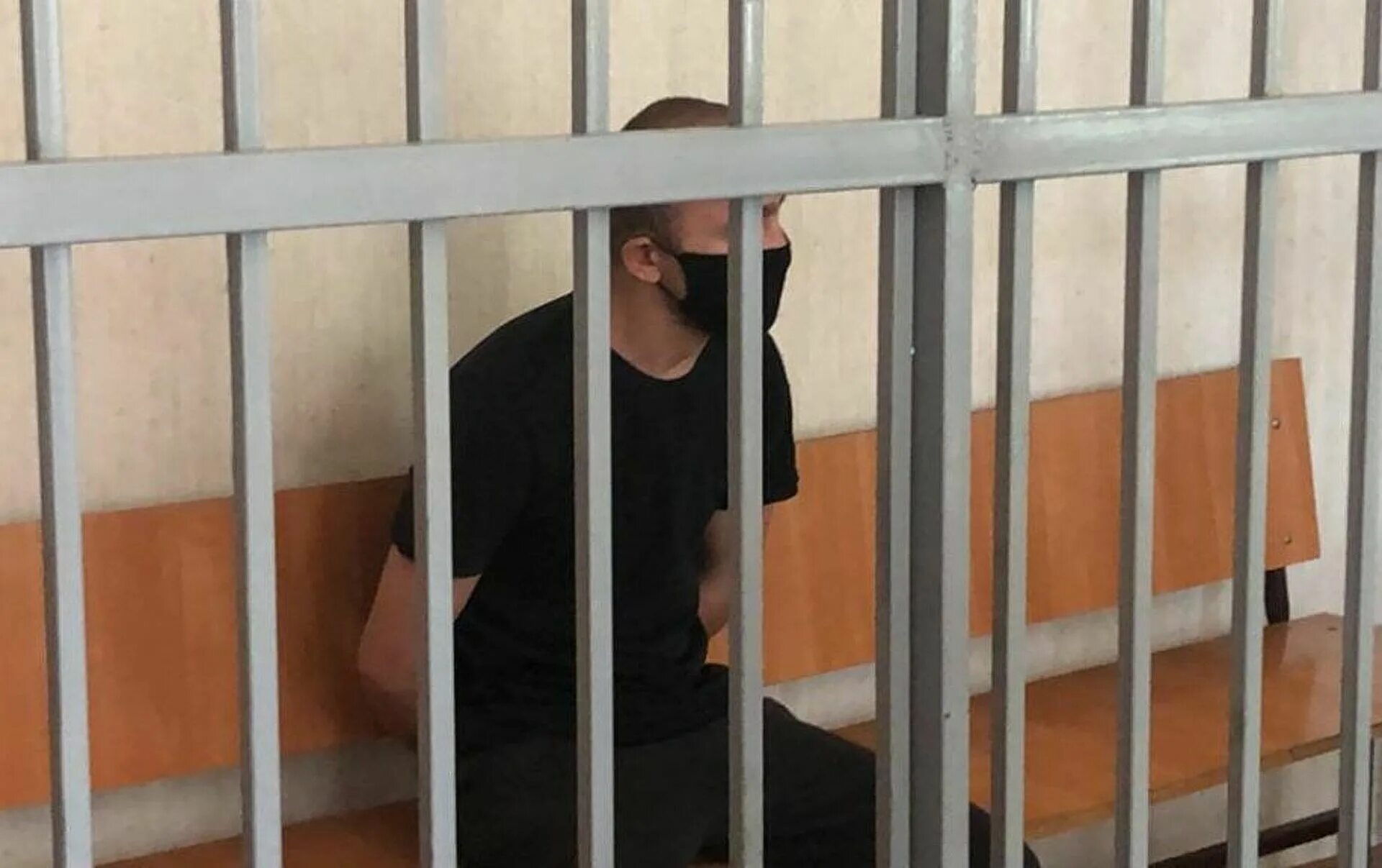 Девушку посадили в тюрьму. Обвиняемый таджик в суде. Пожизненное лишение свободы за убийство. Суд выносит приговор. За убийство дают пожизненное.