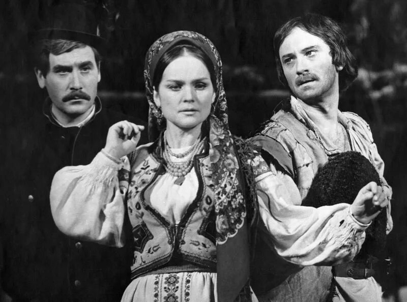 украли невесту в ковре. украинская свадьба традиции. квартирная кража. человек ворует вещи. украл зерно.